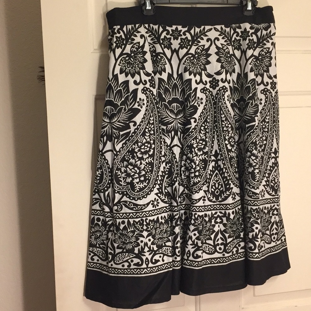 Black and white floral print skirt